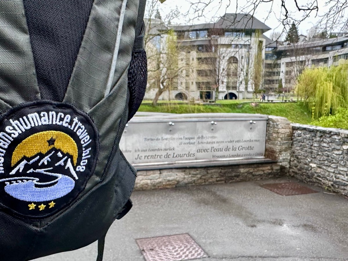 Helm ab zum Gebet – Heiliges Wasser in Lourdes und Anderswo in&nbsp;Frankreich