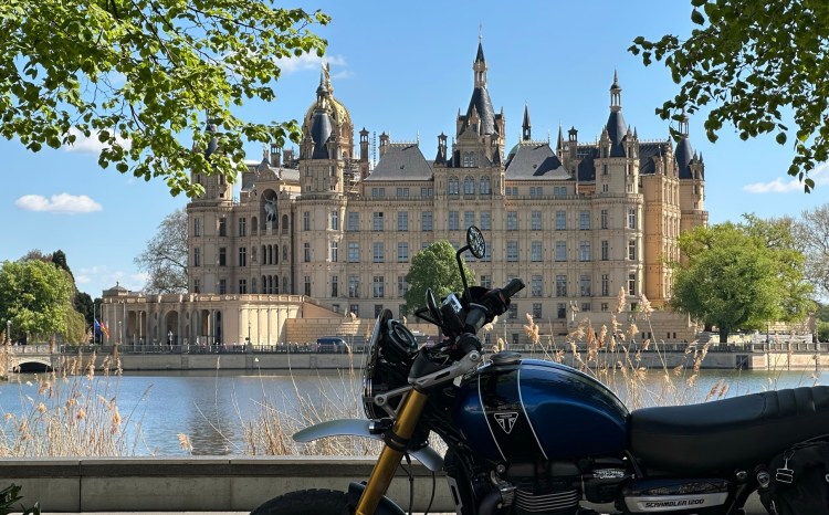 Rückenmassage – Stoßdämpfertest zwischen Lübeck und&nbsp;Schwerin